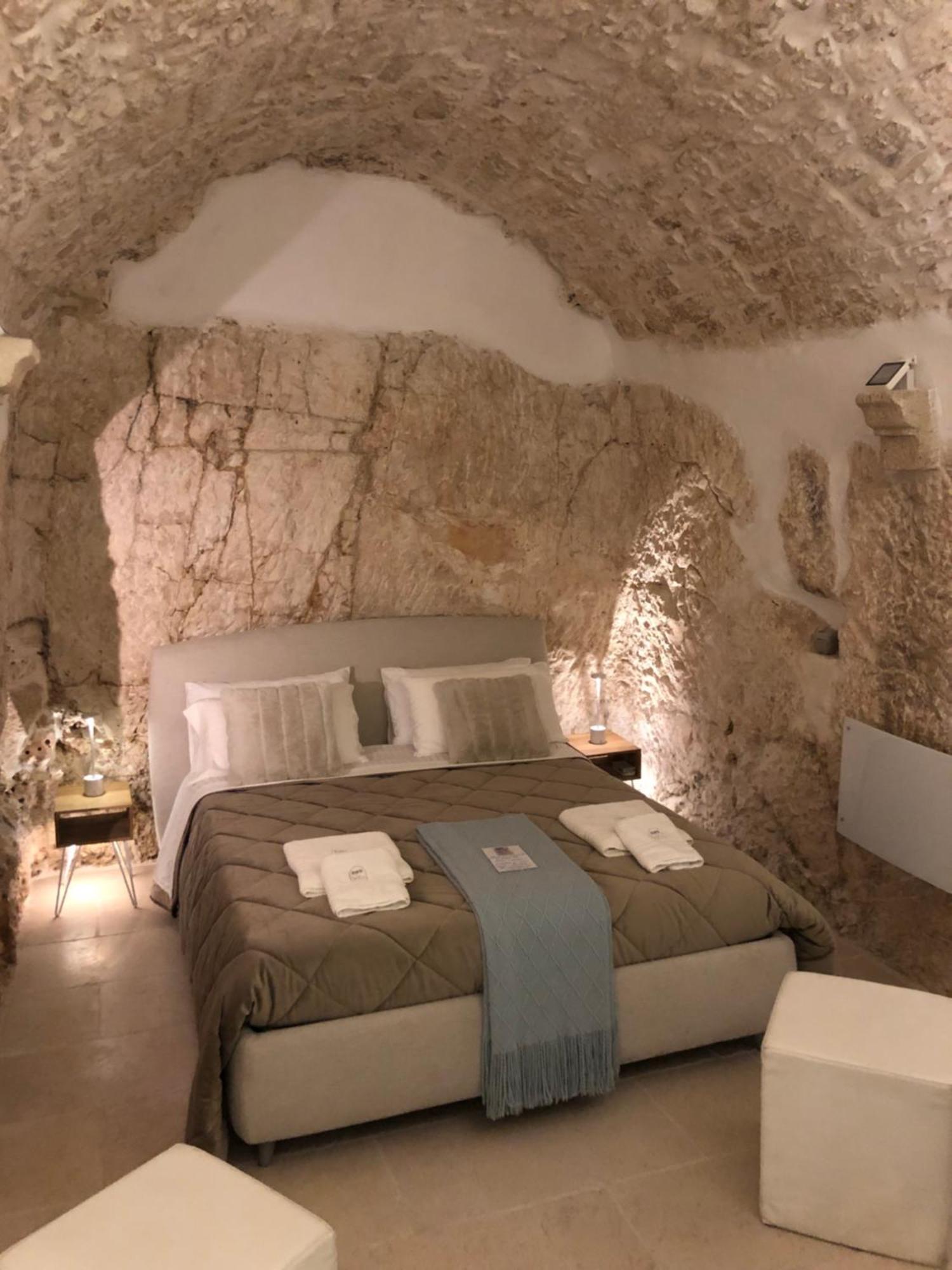 Ca Sotto L'Arco Bed & Breakfast ออสตูนี ภายนอก รูปภาพ
