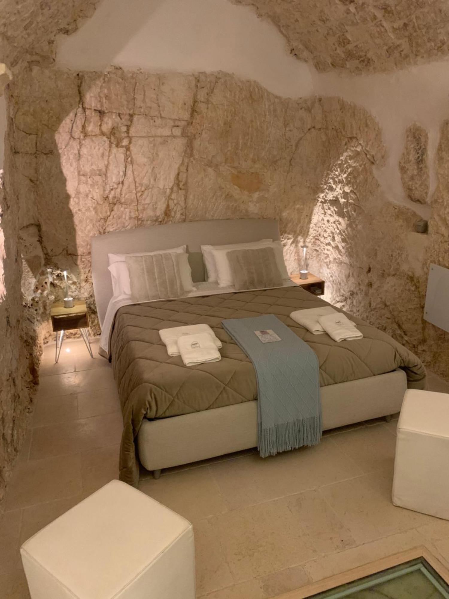 Ca Sotto L'Arco Bed & Breakfast ออสตูนี ภายนอก รูปภาพ